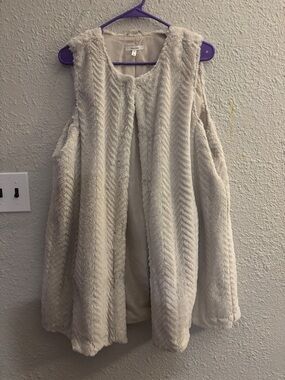 ⭐️Maurices Cream Faux Fur Sleeveless Vest Size XL & classy ⭐️